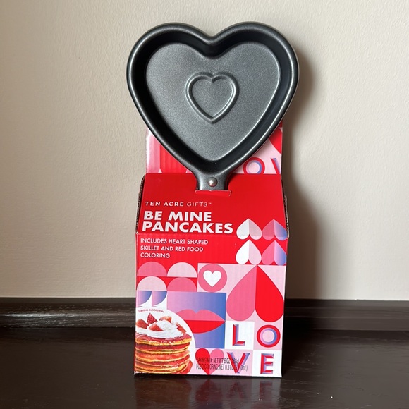 Heart Shaped Pan Skillet and Pancake Baking Mix - Picture 2 of 5